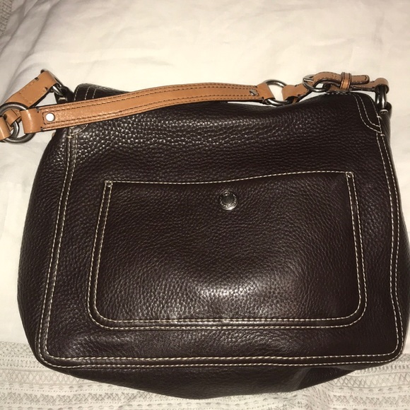 Coach shoulder bag . The clasp sits on top . - Picture 2 of 7